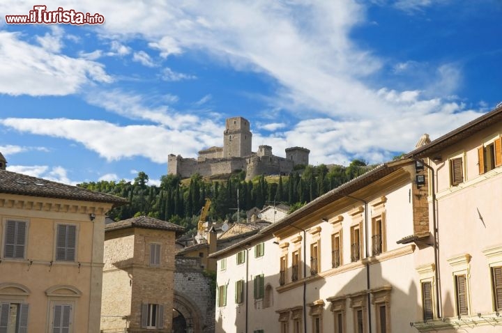 Immagine Da più di 800 anni la Rocca Maggiore domina Assisi e la valle del Tescio rappresentandone un'importante fortificazione per la loro difesa. La fortezza medievale si può raggiungere a piedi attraversando la porta Perlici, edificata nel 1316, da dove si può osservare l'imponenza delle mura di Assisi ancora intatte. Tramite una cinta trecentesca, la Rocca Maggiore, realizzata in pietra rosa, si congiunge con quella Minore o "cassero di Sant'Antonio"  - © Mi.Ti. / Shutterstock.com