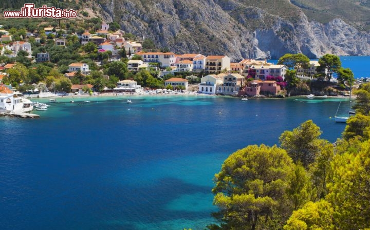 Immagine Assos il borgo tradizionale dell'isola di Cefalonia in Grecia - © Panos Karas / Shutterstock.com