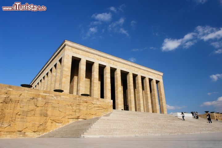 Immagine Ataturk Mustafa Kemal, il primo presidente turco, è celebrato in questo Mausoleo di Ankara in Turchia. Ataturk fu un eroe di guerra durante la Prima Guerra Mondiale e guidò la repubblica nel periodo successivo alla caduta dell'impero Ottomano- © Orhan Cam / Shutterstock.com