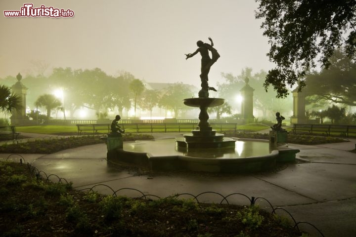 Immagine Fontana di notte a Audubon Park, New Orleans - Parco cittadino situato nella uptown di New Orleans, questo spazio verde pubblico deve il suo nome all'artista e naturalista John James Audubon che nel 1821 si trasferì proprio in questa località americana. Questa bella immagine notturna ritrae una delle fontane del parco rischiarata solo dalle fioche luci dei lampioni che rendono l'atmosfera ancora più suggestiva - © IRF Stock / Shutterstock.com