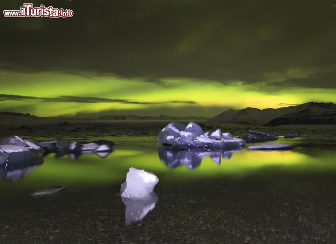 Immagine Aurora Boreale con piccoli Iceberg galleggianti a Jokulsarlon in Islanda - © Ian Parker / Evanescent Light Photography  qui per ordinare una stampa: buy photo