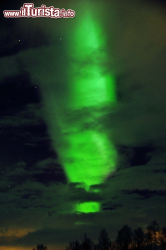 Immagine Aurora boreale in Norvegia: una colonna di luce verde. Questo colore deriva dall'interazione tra protoni del prasma solare con l'ossigeno della parte alta dell'atmosfera, la di sopra dei 100-150 km di altezza. La foto è stata scattata durante una escursione dalla città di Tromso