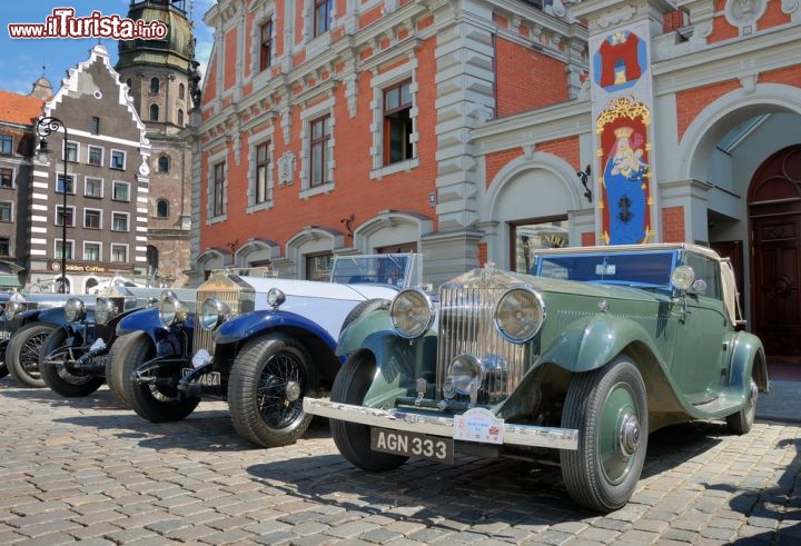 Immagine Auto d'epocain mostra nel centro di Riga in Lettonia - © Nikonaft / Shutterstock.com
