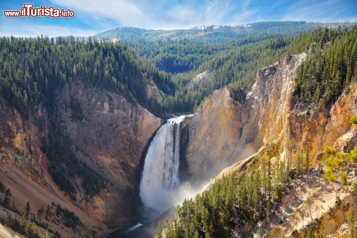 Immagine Autunno nello Yellowstone National Park: i colori del canyon del fiume Yellowstone e la grande cascata delle Lower Falls, di poco inferiore ai 100 metri di altezza - © kavram / Shutterstock.com