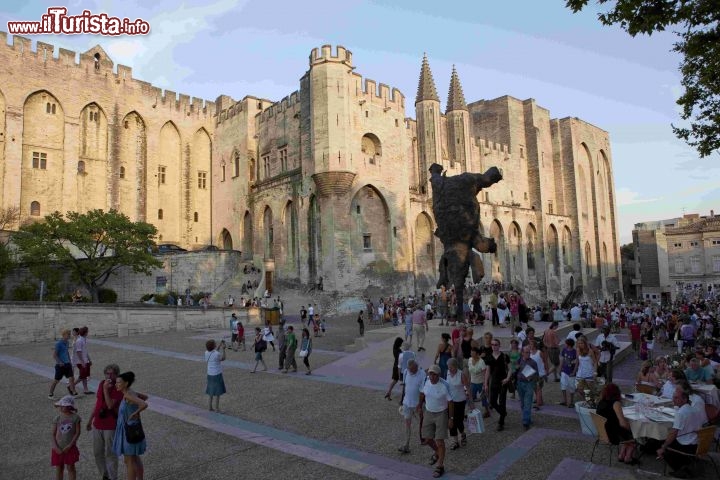 Immagine Avignone Place du Palais e Palazzo dei Papi - Avignon Tourisme, Copyrights Yann de Fareins / Noir d’Ivoire