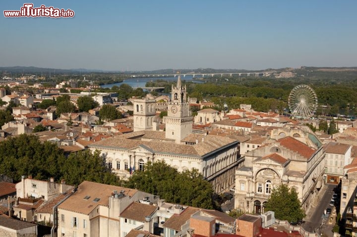 Immagine Avignone vista dall'alto Provenza, sullo sfonfo il fiume Rodano - Avignon Tourisme, Copyrights Yann de Fareins / Noir d’Ivoire