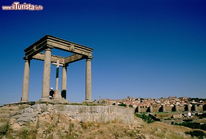 Immagine Avila, Castiglia Leon:Los Cuatro Postes - Copyright foto www.spain.info