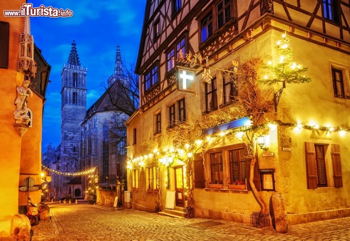 Immagine Avvento a Rothenburg ob der Tauber, Germania - Ogni anno nel periodo natalizio, la graziosa cittadina di Rothenburg si trasforma in un luogo da fiaba. Decorata con luminarie che ne rendono l'atmosfera ancora più suggestiva, da oltre 500 anni ospita uno dei mercatini più famosi di tutta la Germania visitato da turisti provenienti da ogni parte del mondo. Fra le sue caratteristiche stradine il profumo delle salsicce arrostite si mescola a quello speziato del vin brulé tipico di questa zona della Franconia © Boris Stroujko / Shutterstock.com