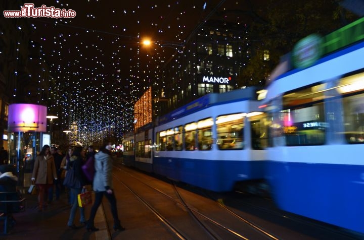 Immagine Avvento a Zurigo: le luminarie di Bahnhofstrasse, la via dello shopping della città
