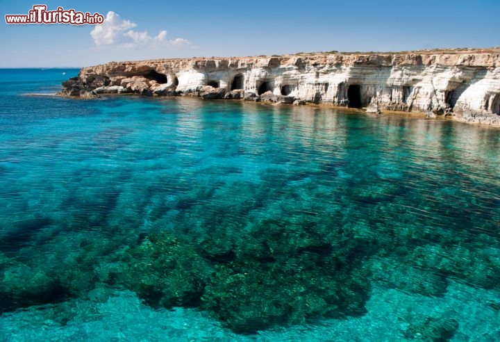 Immagine Capo Greco si trova all'estremità meridionale dell'isola di Cipro. La punta di roccia si addentra in un mare cristallino con insenature segrete, crepacci e scogli modellati dal vento. La zona è selvaggia, perfetta per le immersioni, raggiungibile in barca o a piedi lungo sentieri non proprio agevoli... ma ne vale la pena - © Vladimir Martynovsky / Shutterstock.com