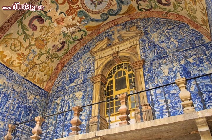 Immagine Decorazione con azulejos a Obidos, Portogallo - Tipico ornamento dell'architettura portoghese e spagnola, l'azulejo è una piastrella di ceramica non molto spessa e con una superficie smaltata e decorata. Tradizionalmente l'azulejo ha forma quadrata e una misura di 12 cm di lato anche se si può presentare con forme differenti. Viene considerato il successore degli alicatados spagnoli portati nella Penisola Iberica dagli arabi. In questa immagine, una bella decorazione con l'utilizzo di azulejos in un edificio di Obidos in Portogallo © LianeM / Shutterstock.com