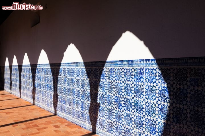Immagine Azulejos nel chiostro del Convento di Cristo a Tomar in Portogallo - © topora / Shutterstock.com