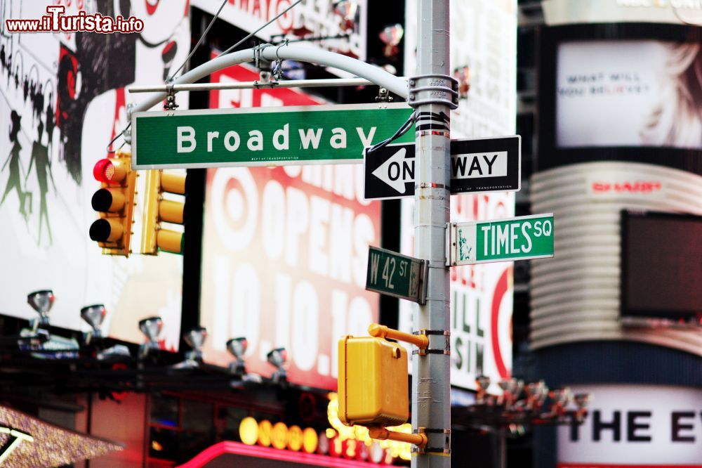 Immagine Segnaletica stradale di Broadway, New York (USA) - ©  Joe Buglewicz NYC Company