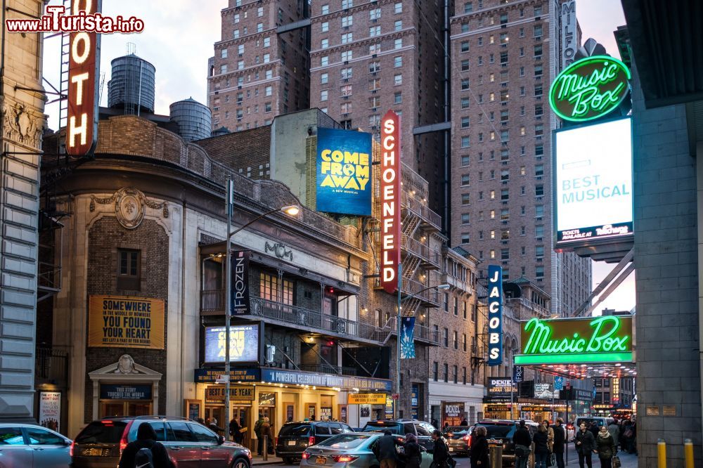 Immagine Uno scorcio di Broadway, New York, USA: questa strada dello stato di New York si estende per circa 50 km di cui 23 dentro la città di New York - ©  EricHsu NYC Company