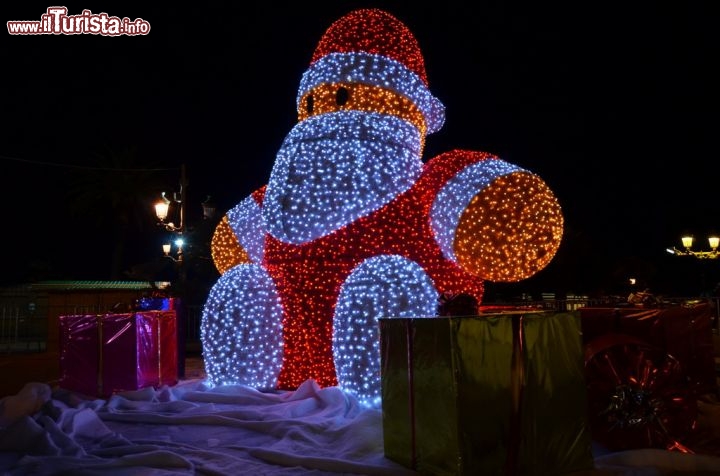 Immagine Babbo Natale illuminato di notte al villaggio natalizio di Place de Gaulle, Ajaccio