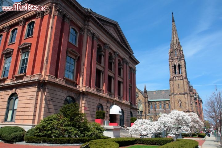 Immagine Back Bay e Beacon Hill sono tra i quartieri più interessanti di Boston. Il primo, ex zona paludosa, oggi è elegantissimo e lussuoso; l'altro, non meno desiderabile e costoso, si distingue per le sue strade strette bordate dai marciapiedi in mattoni rossi - © col / Shutterstock.com