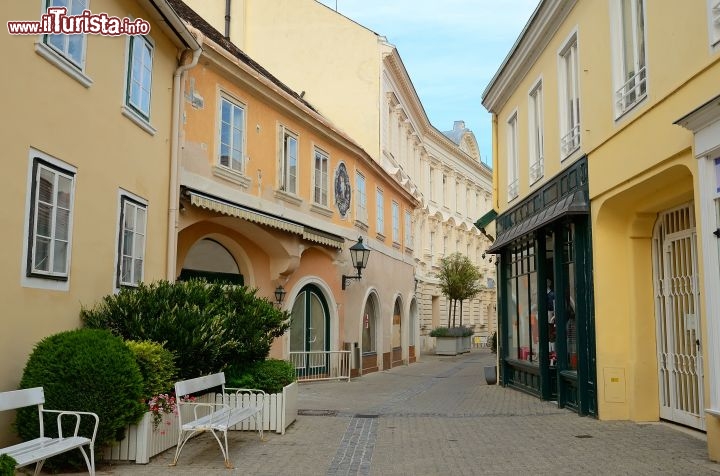 Immagine Baden Bei Wien: passeggiando nel centro storico della città termale vicino a Vienna in Austria - © Tatiana Volgutova / Shutterstock.com