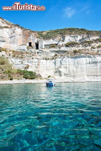 Immagine Bagno vecchio il mare limpido di Ponza Lazio Italia - © ppi09 / Shutterstock.com