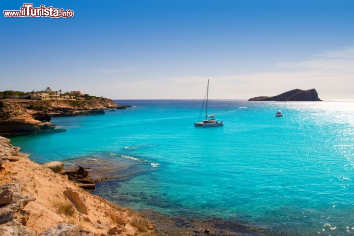 Immagine La baia di Cala Conta Conmte a Ibiza, Baleari (Spagna) - © holbox / Shutterstock.com