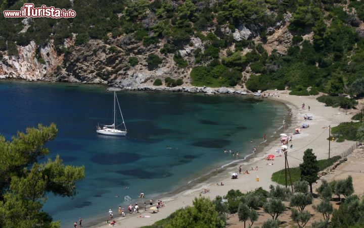 Immagine La baia Di Pefkos, a Skyros in Grecia, ospita una delle spiagge più rinomate delle Sporadi e  di tutto il mare Egeo. Altri lidi celebri a Skiros sono Ormos Kalogrias, la dinamica e giovane spiaggia di Magazia, come anche quella di Aherounes. ma tutti gli arenili della costa ovest dell'isola meritano di essere vissuti e goduti durante la vostra vacanza in Grecia  - © Dimitrios Rizopoulos / Shutterstock.com