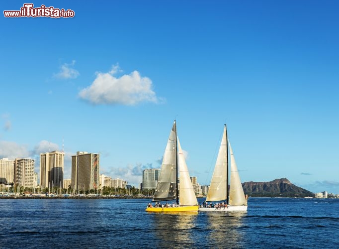 Immagine La Baia Honolulu, isola Oahu (Hawaii). Qui vicino si trova l'insenatura di Pearl Harbour, famosa per il celebre attacco giapponese, il 7 dcembre 1941. Sullo sfondo  della baia si nota il profilo della montagna Diamond Head, un cono di scorie formato da un vuklcano estinto  - © LittleStocker / Shutterstock.com