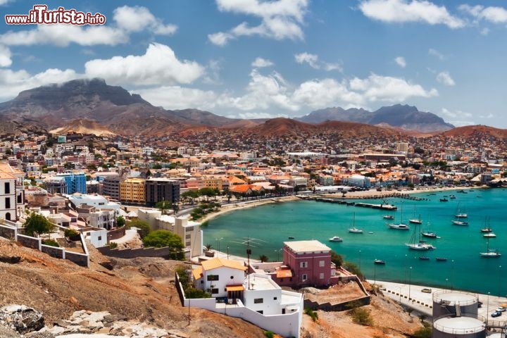 Immagine La baia di Mindelo, capoluogo dell'isola di São Vicente, nell'arcipelago di Capo Verde - © Frank Bach / Shutterstock.com