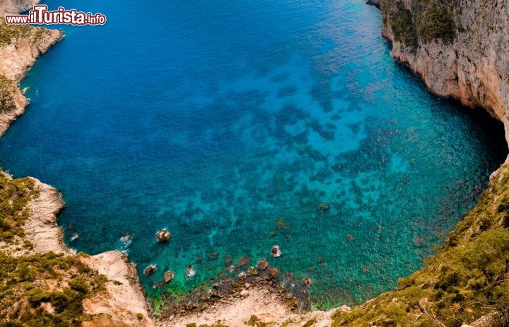 Immagine Baia Paradiso a Zante (Zacinto): siamo sul Mar Jonio, nel versante est, vicino alle coste della Grecia - © mangojuicy / Shutterstock.com
