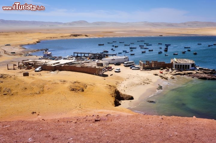 Immagine Baia colorata a Paracas, lungo le coste aride del Perù meridionale - © Jacek_Kadaj / Shutterstock.com