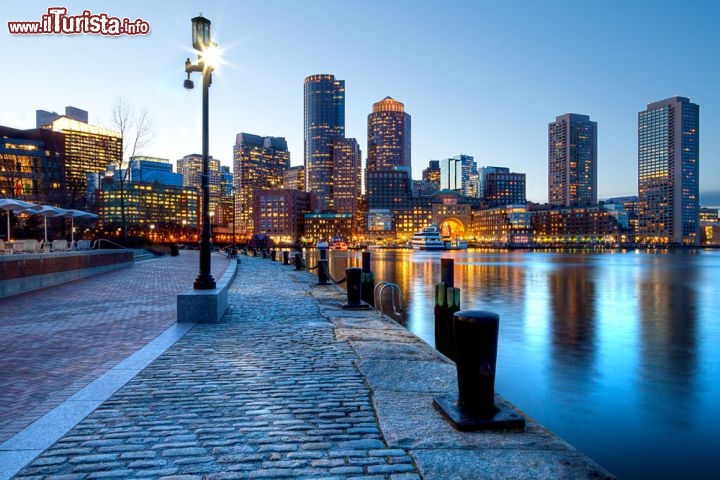 Immagine Il distretto finanziario di Boston (financial district) assume un'aria romantica al tramonto, quando le prime luci dei lampioni si specchiano nella baia - © Marcio Jose Bastos Silva / Shutterstock.com