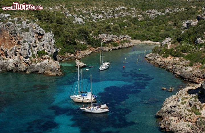 Immagine La baia di Cales Piques sorge a 7 km circa da Ciutadella de Menorca, nella parte occidentale dell'isola. Si tratta in realtà di un'unica insenatura divisa in due spiagge, una di sabbia morbida e chiara, adatta per il bagno, e una rocciosa e selvaggia - © rorue / Shutterstock.com