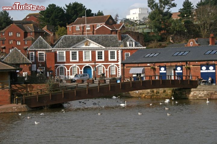 Immagine Foto panoramica della baia di Exeter, Inghilterra - Cittadina vivace e moderna, Exeter, che conta circa 120 mila abitanti, conserva intatte numerose testimonianze del suo glorioso passato. Fondata dai romani nel 50 d.C., fu la postazione fortificata romana più occidentale d'Inghilterra. Il momento storico più importante Exeter lo visse alla fine del Cinquecento quando contribuì alla sconfitta dell'Invincibile Armata fornendo l'appoggio di numerose navi. A quell'episodio risale il motto locale "Semper Fidelis" nei confronti della regina Elisabetta I © jennyt / Shutterstock.com