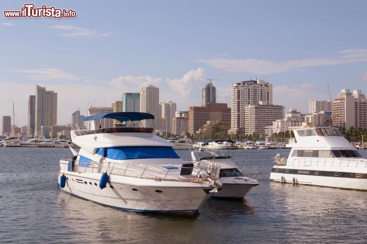 Immagine Baia di Manila con i grandi grattacieli di Makati sullo sfondo - © Jomar Aplaon / Shutterstock.com