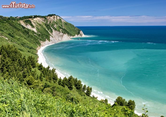 Immagine Baia di Portonovo, in uno dei tratti del promontorio del Conero, troviamo la Spiaggia di Mezzavalle, una delle più belle spiagge delle Marche - © Fabio Lotti / Shutterstock.com