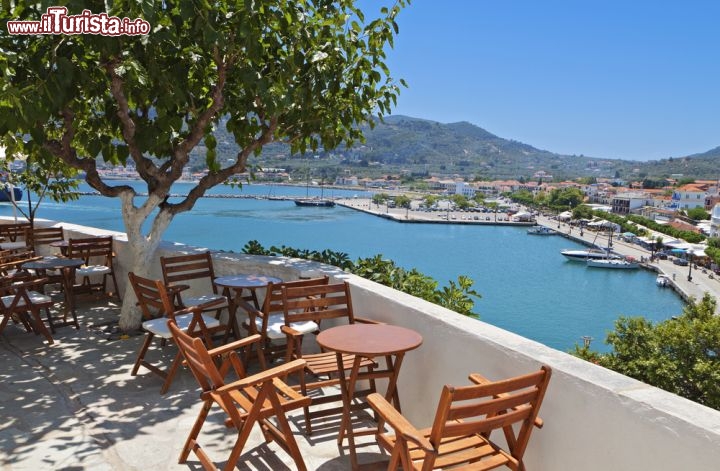 Immagine Baia di Skopelos, un'ancantevole meta di vacanza nel mare Egeo, gruppo delle Isole Sporadi in Grecia - © Panos Karas / Shutterstock.com