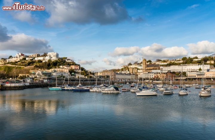 Immagine Panorama sulla baia di Torquay, Inghilterra - Uno scorcio della splendida baia di Torquay con le sue acque cristalline che contrastano il verde dei leggeri declivi su cui sorge la cittadina situata nella parte sud occidentale dell'Inghilterra © Fotomicar / Shutterstock.com