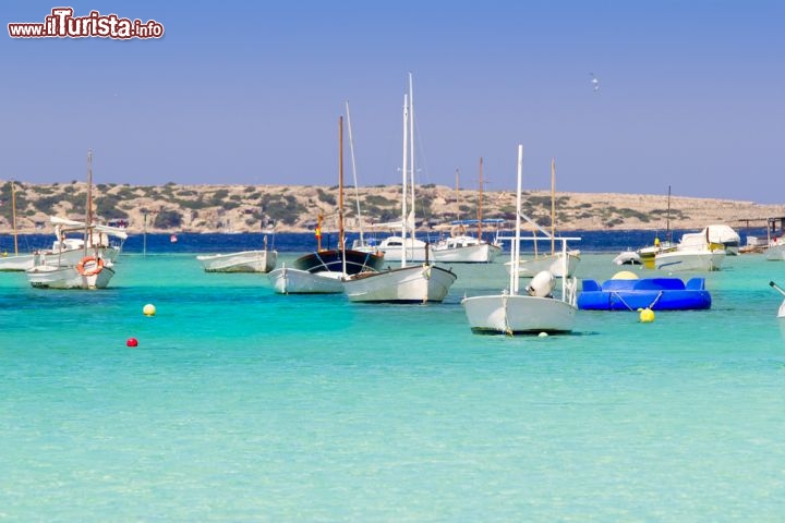Immagine Estany des Peix, nel nord di Formentera (Baleari, Spagna), fa parte della località di La Savina. E' un'insenatura di 4 km di perimetro, collegata al mare aperto da uno stretto canale, dove si susseguono piccole calette dal fondale basso e sabbioso, intervallate qua e là dagli scogli. Gli isolani amano questi luoghi, dove ormeggiano le loro barchette e l'atmosfera è familiare e accogliente - © holbox / Shutterstock.com