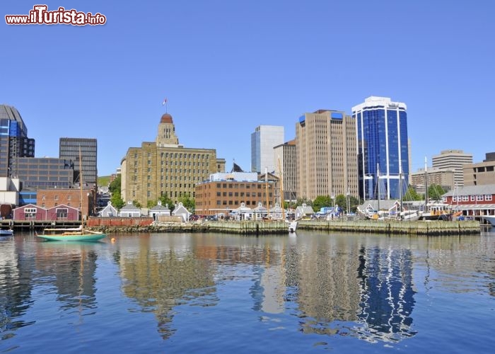 Immagine La baia di Halifax, capoluogo della Nuova Scozia (Canada orientale) e skyline della città moderna - © SF photo / Shutterstock.com