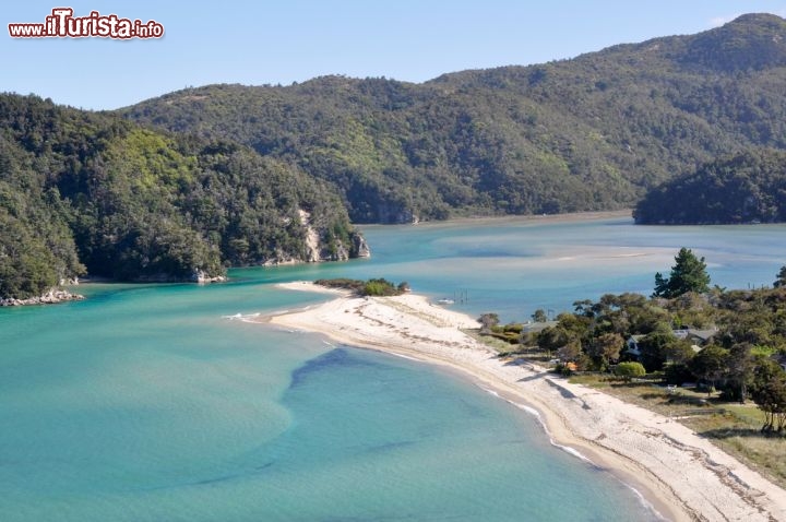 Immagine Baia solitaria all'interno del Parco Nazionale di Abel Tasman, nella parte settentrionale dell'isola del sud della Nuova Zelanda - © NCG / Shutterstock.com