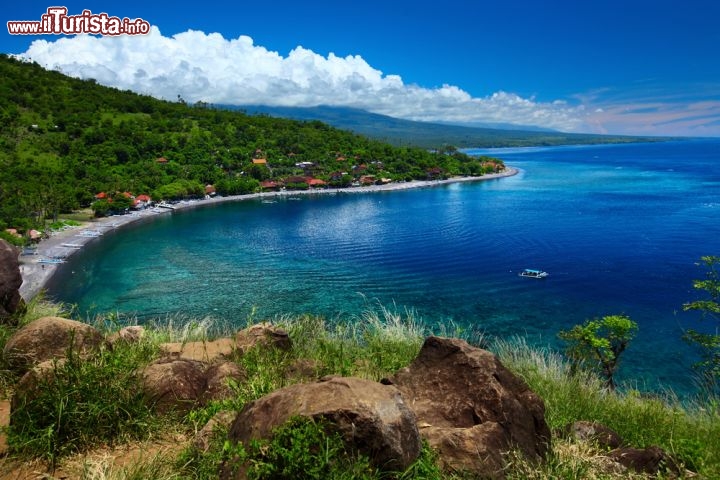 Immagine La baia vicino a Jemaluk: il mare è una delle attrazioni più rinomate di Bali, la celebre isola dell'Indonesia - © Dudarev Mikhail / Shutterstock.com