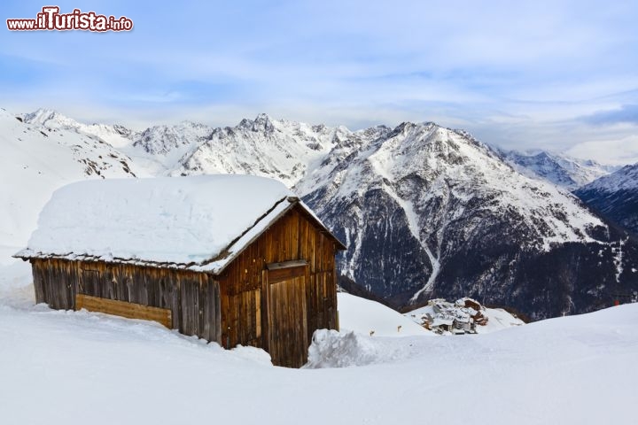 Immagine Una Baita sulla neve a Solden, in Austria. Queste costruzuioni sono molto ricercate per trascorrere un capodanno in baita durante la settimana bianca - © Tatiana Popova / Shutterstock.com