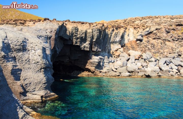 Immagine La Balata dei Turchi è uno dei tratti di costa più spettacolari dell'isola di Pantelleria: si trova sulla costa sud dell'isola, ad occidente del faro di Punta li Marsi - © bepsy / shutterstock.com