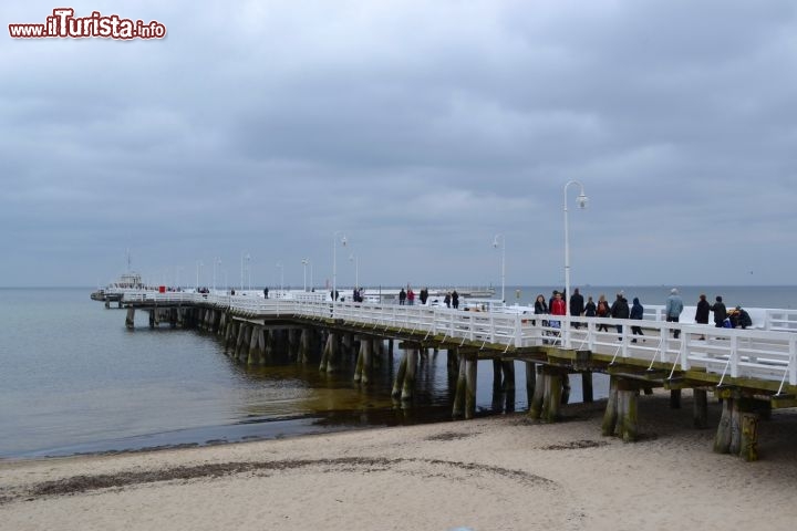 Immagine Mar Baltico, il Molo di Sopot: anche in una giornata uggiosa di inizio aprile, quando abbiamo visitato Sopot, il molo era comunque sorprendentemente frequentato dai turisti in città. Questa struttura vanta il primato di essere il molo di legno più lungo d'Europa.