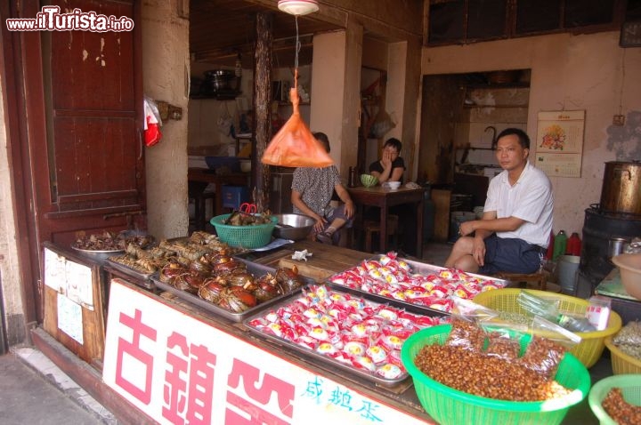 Immagine Bancarella di gastronomia a Zhouzhuang, il villaggio fluviale in Cina 