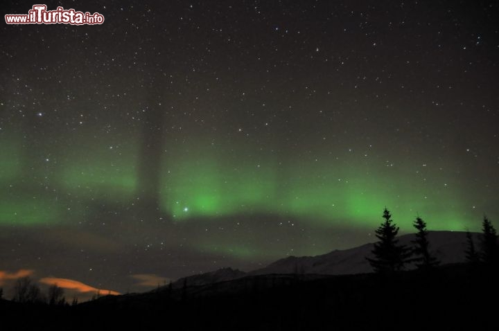 Immagine Bande luminose e scure, vengono disegnate in cielo dall'Aurora Boreale. Ci troviamo non distante da Tromso, nel nord della Norvegia