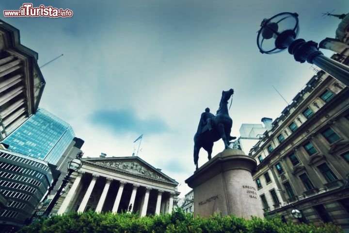 Immagine Bank of England e statua di Wellington a Londra, Inghilterra. Una bella prospettiva fotografica della banca d'Inghilterra con la statua del duca di Wellington, al secolo Arthur Wellesley - © PHOTOCREO Michal Bednarek / Shutterstock.com