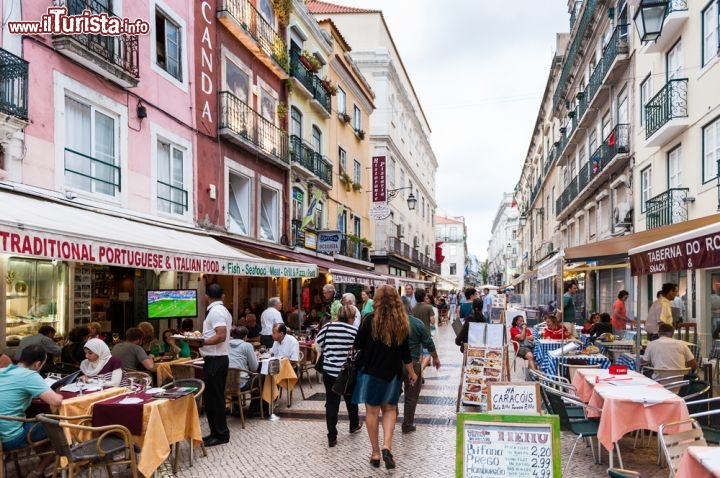 Immagine Bar e ristoranti nel centro storico di Lisbona, in Portogallo - foto © Anton_Ivanov / shutterstock.com