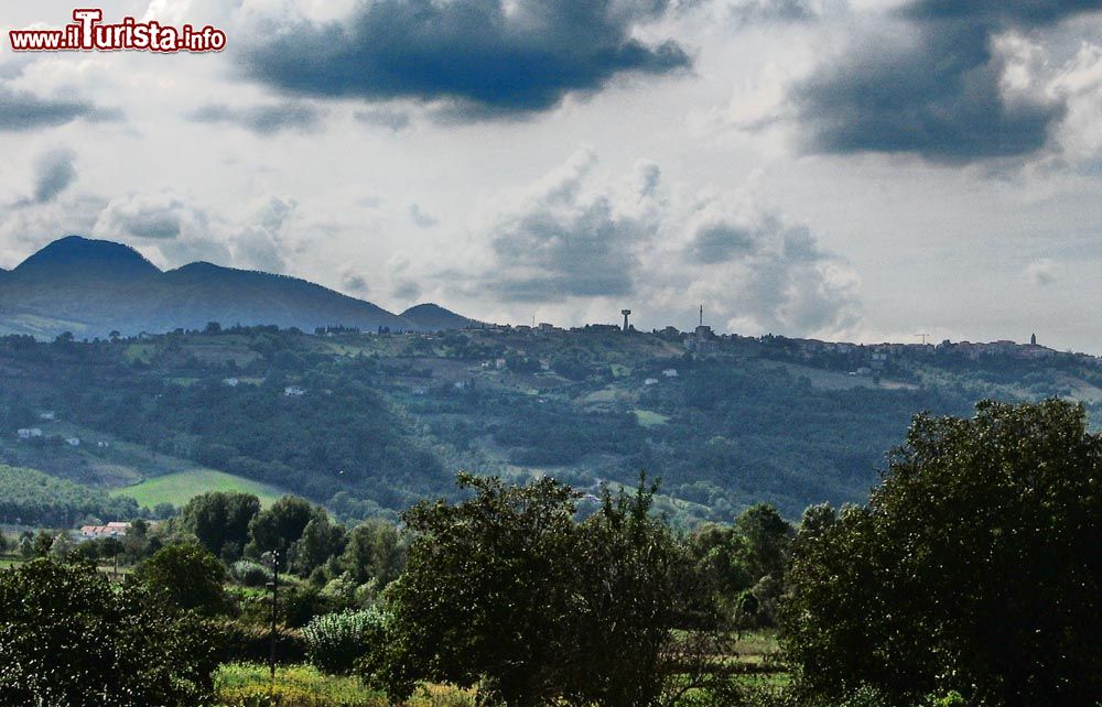 Immagine Vista panoramica in direzione nord-est di Baragiano in Basilicata - © Khristjan, CC BY-SA 3.0, Wikipedia