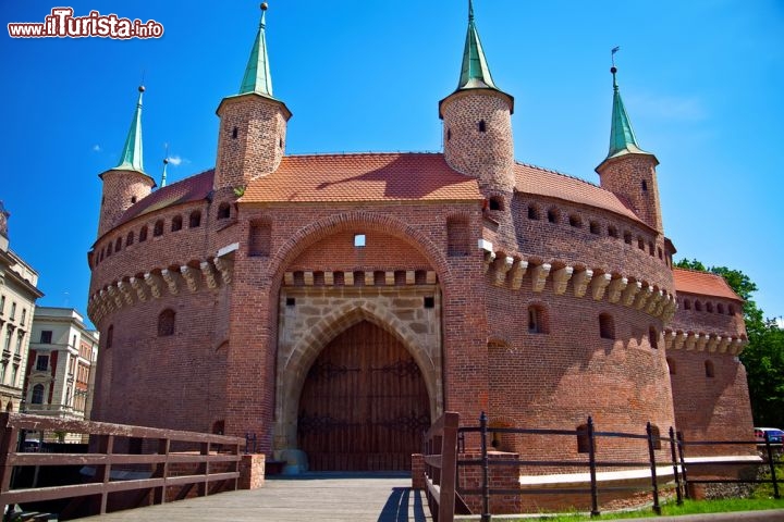 Immagine Barbacane Cracovia faceva parte della notevole cinta muraria della citta della Polonia, ora quasi del tutto scomparsa - © Anna Lurye / Shutterstock.com