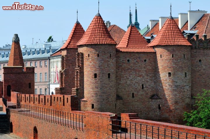 Immagine Il Barbacane di Varsavia: queste antiche fortificazioni della Polonia furono erette nel 1548 e di fatto collegano il centro storico con quello più recente del Nowe Miasto - © astudioi / Shutterstock.com