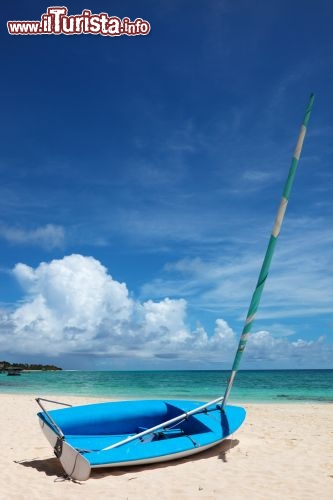 Immagine Barca a secco presso la laguna dell'Isola di Kuramathi, Atollo di Rasdhoo - Maldive - © tkachuk / Shutterstock.com